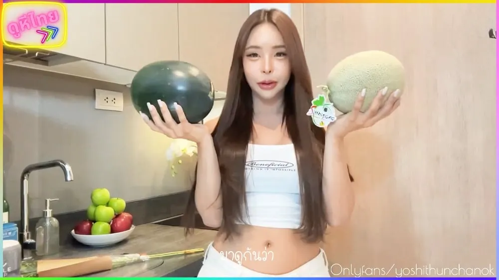 คลิปหลุด onlyfans vk น้องโยชิ รัชนก Yoshithunchanok มาถ่ายคลิปทดสอบความเสียว ระหว่างลูกแตงโม กับแคนตาลูบ อันไหนเย็ดเสียวกว่ากัน